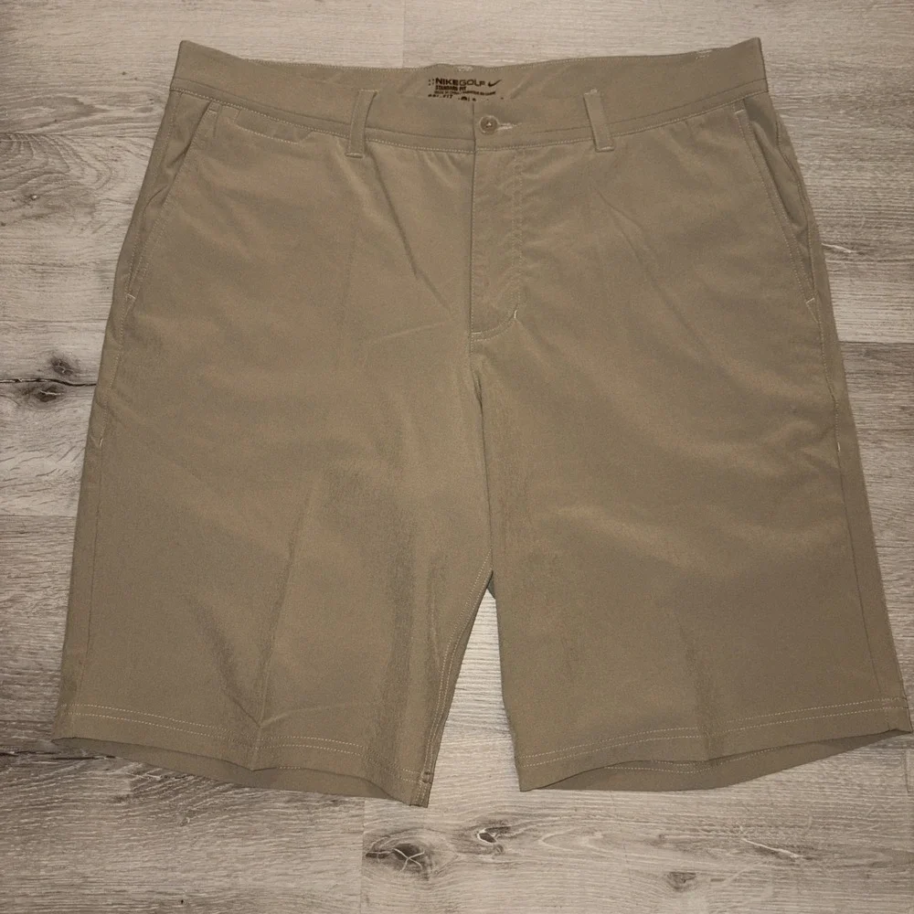 Nike Dri Fit Khaki Style Golf Shorts Regular Fit Men's Size 35 Light Brown